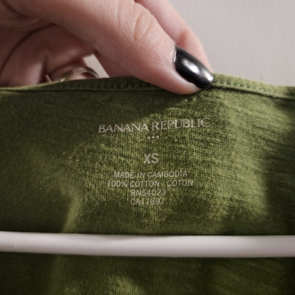 Green sleeveless women's blouse with tie in the back. - Picture 3 of 5